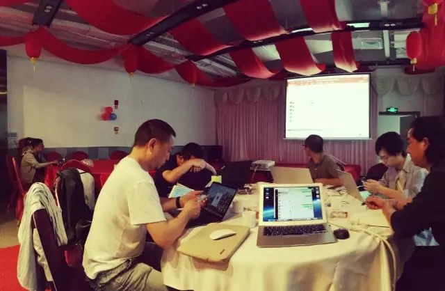 (匯報組在剛辦完婚禮的大廳做講稿調整)