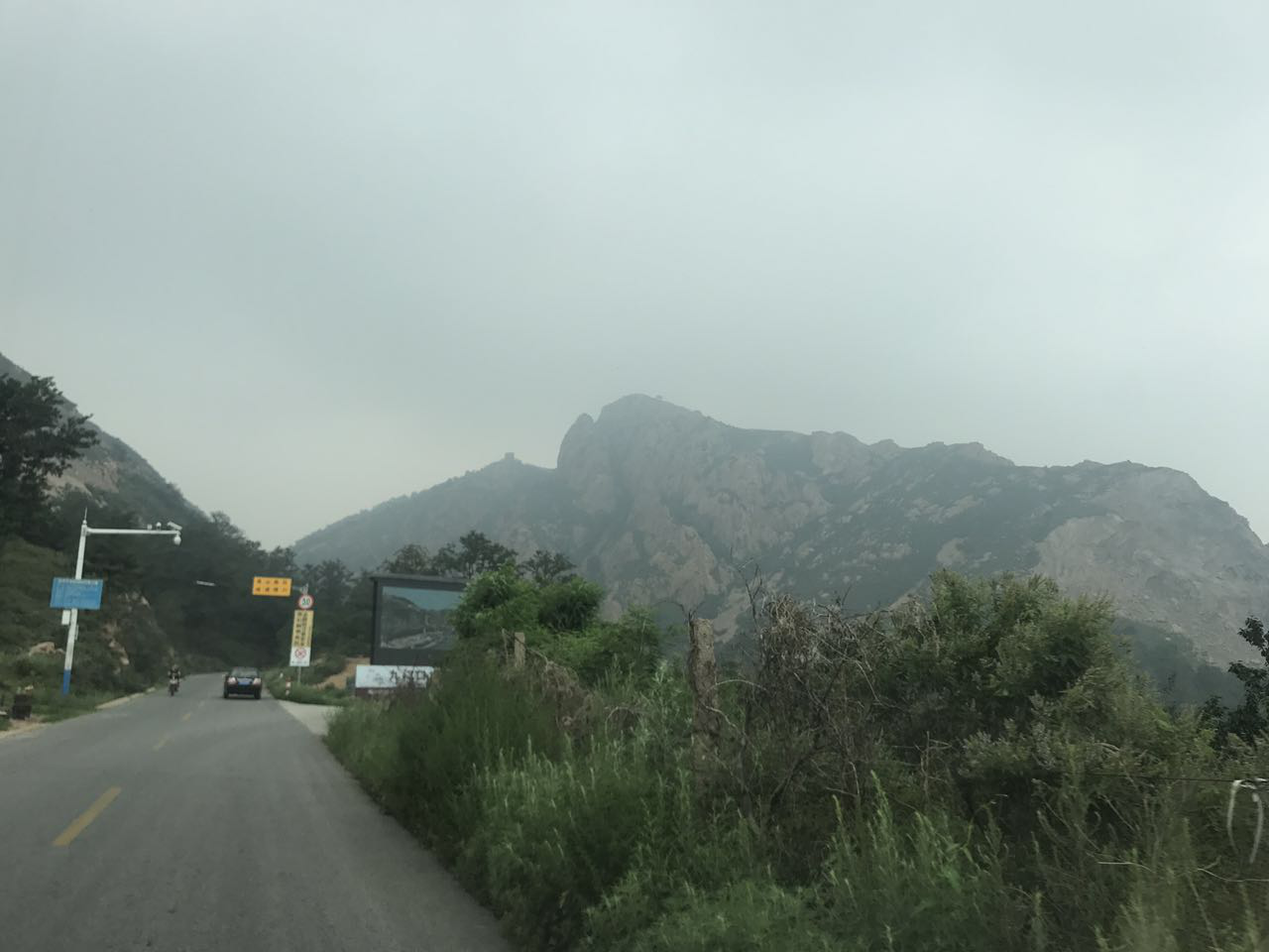 2017年7月下旬,應項目方邀請,我院院長張波攜技術團隊遠赴河北省秦皇島市,對《秦皇島飛彪特色小鎮(暫用名)概念性策劃》項目進行了實地考察。 本次考察內容涉及項目地的資源稟賦、文化底蘊、特色產業等方面,并與甲方就秦皇島市的大區旅游發展狀況,項目目標客群與需求特征等要素進行了全方位的溝通交流。為后續提煉小鎮的精準市場定位做好準備。 秦皇島市是國家歷史文化名城,因秦始皇東巡至此派人入海求仙而得名,歷史文化源遠流長。地理位置北依燕山,南臨渤海,溫帶季風性氣候下城市環境溫暖濕潤,生態條件優越。也因此,秦皇島被譽為“天堂之城”,是馳名中外的旅游休閑勝地。 值得一提的是,考察團隊專門對位于秦皇島東北的山海關總兵府綜合文化旅游景區進行了考察。山海關被稱為“天下第一關”,曾被認為是明長城的起點。山海關總兵府綜合文化旅游景區以明代山海鎮總兵府為主體,以總兵府周邊十二生肖太歲院、大悲院、孔廟、關帝廟等富含歷史文化積淀的人文構件為輔助,是一座包羅歷史與現代、融匯游覽與體驗、兼顧文化與游樂的大型復合式旅游景區,被河北省列入“文化一號工程”。 可見,本次秦皇島飛彪特色小鎮項目依托當地豐富旅游資源,倚仗周邊大型文化景區的集聚效應,具有極大的發展潛力和發展空間。目前項目策劃正有序進行中。